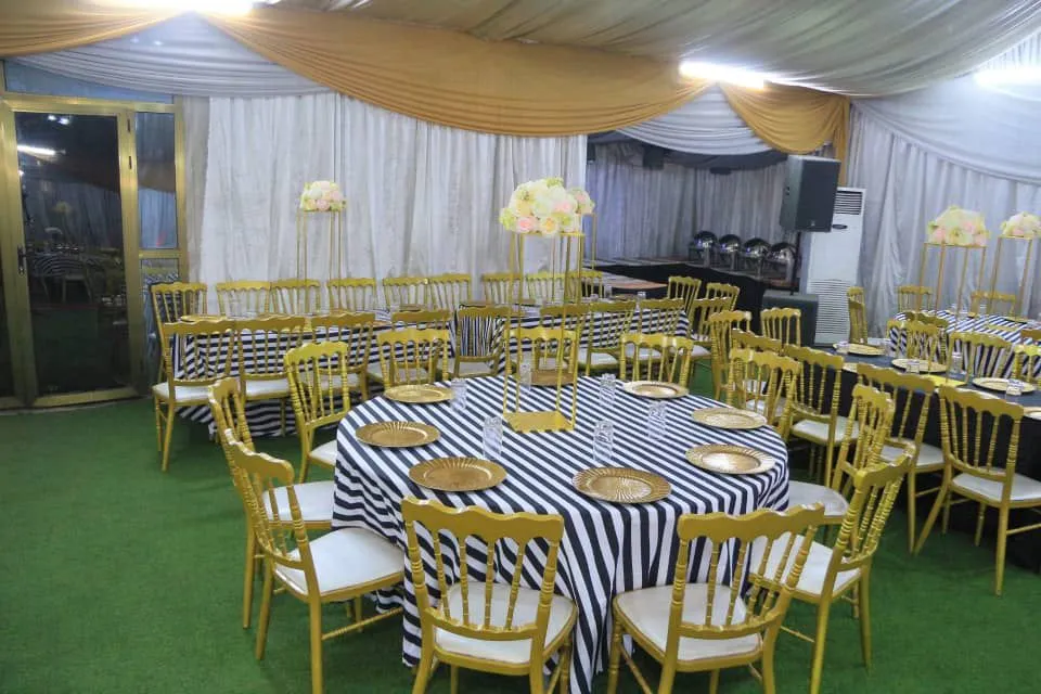 Salle DTK – scène et éclairage